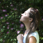 photo d'une femme qui respire profondément