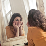 respirer pour gérer son stress personne qui se regarde dans un miroir
